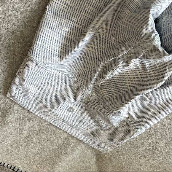 LULULEMON• size 4• cropped leggings - Picture 2 of 3